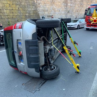 Perde il controllo della macchina e si ribalta sul fianco