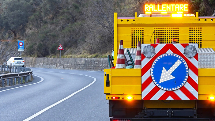 Scontro tra due auto e un camion a Orero: chiusa la Statale della Fontanabuona
