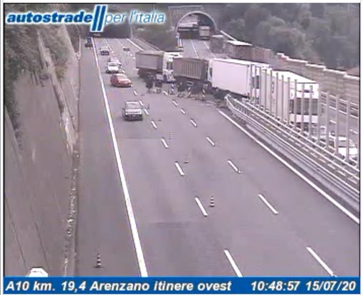 Traffico: sulla A10 si va contromano e con segnaletica scritta a pennarello (FOTO)