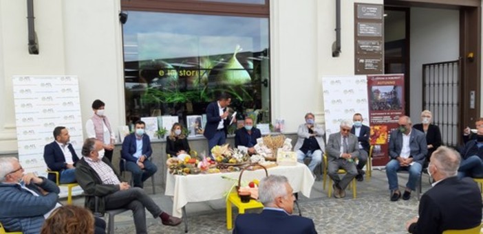 Con Autunno con Gusto torna a Ormea la Sagra dei Formaggi d’Alpeggio e Ormea dai Frutti Ritrovati (VIDEO) Con Autunno con Gusto torna a Ormea la Sagra dei Formaggi d’Alpeggio e Ormea dai Frutti Ritrovati (VIDEO)