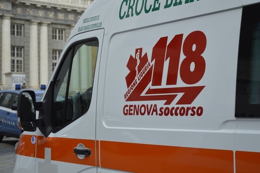 Incidente sul lavoro al porto di Genova. Ferito ad una mano è trasportato all'ospedale San Paolo di Savona