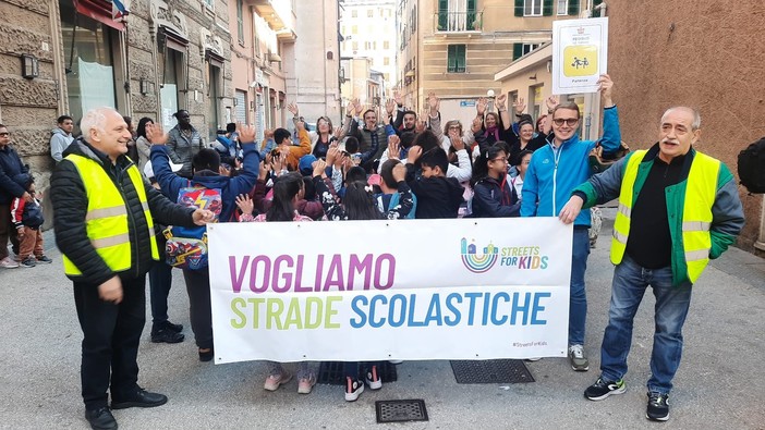 Certosa, inaugurato il pedibus della scuola Ariosto Certosa, inaugurato il pedibus della scuola Ariosto
