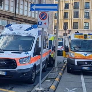 Un’altra giornata da bollino rosso all’ospedale Galliera: ambulanze in coda e decine di pazienti in attesa