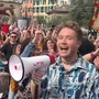 'A me mi piace', bagno di folla ai Luzzati per la registrazione a sorpresa della nuova clip di Alfa