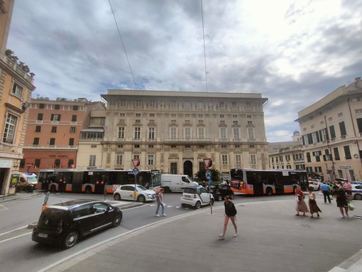Via Balbi chiusa al traffico per le riprese cinematografiche, traffico in piazza della Nunziata