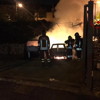 Bavari: due auto a fuoco nella notte, l'intervento dei pompieri