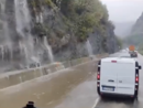Violente piogge, strade allagate e tempesta di fulmini: e l'allerta prosegue sino alle 18