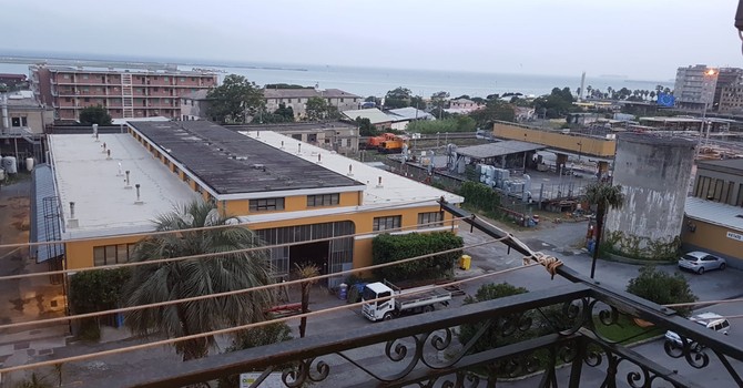 Un poggiolo che si affaccia direttamente sui serbatoi di Carmagnani a Multedo