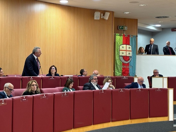 Traffico in tilt a Genova per i blocchi a porto, Vaccarezza (Forza Italia) arriva tardi in consiglio e si scaglia contro i manifestanti: “Sono dei nazicomunisti”