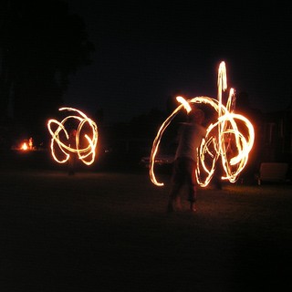 Festività: acrobati e trampolieri animano il centro cittadino