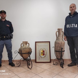 Traffico illecito di beni archeologici, la polizia recupera due anfore