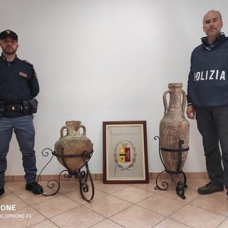 Traffico illecito di beni archeologici, la polizia recupera due anfore