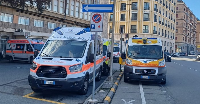 Un’altra giornata da bollino rosso all’ospedale Galliera: ambulanze in coda e decine di pazienti in attesa