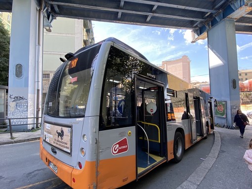 Palpeggiata in autobus, vittima una studentessa di un liceo genovese