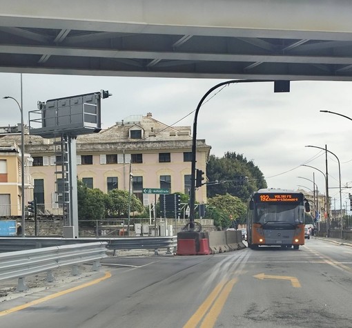 La strada Aurelia nei pressi del casello autostradale di Genova Pra'