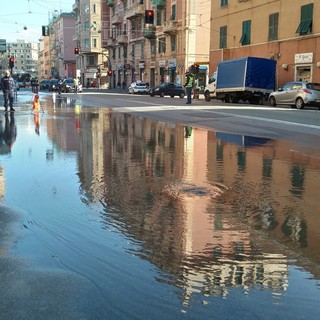 Cornigliano: salta tubatura, via principale allagata