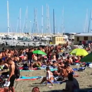 Arenzano, assembramento e "animi caldi" sulla spiaggia (VIDEO)