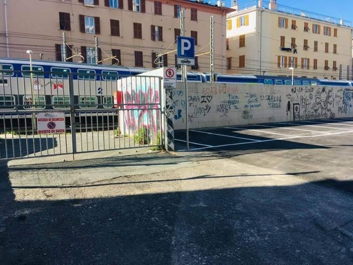 Pegli, il park adiacente alla stazione ancora chiuso e il mistero dei lavori in via De Nicolay