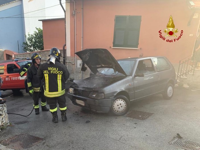 Quinto: auto prende fuoco, intervento dei pompieri Quinto: auto prende fuoco, intervento dei pompieri