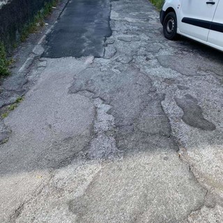 Asfalto ‘groviera’ in via Coronata: bitumazioni nemmeno degne di un ‘tappullo’