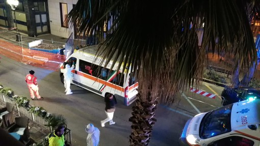 Coronavirus, ad Alassio altre tre persone trasportate al San Martino (FOTO e VIDEO)