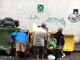 Anziane frugano tra la spazzatura in pieno centro a Genova