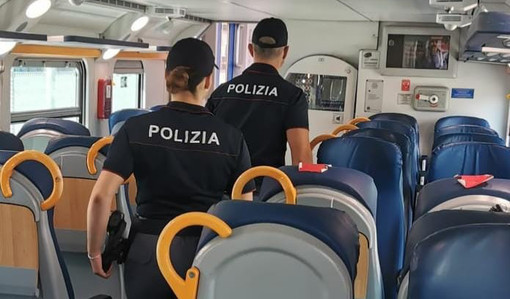Principe e Brignole, molesta i passeggeri e ruba una viola di grande valore sul treno: tradito dall'AirTag e arrestato Principe e Brignole, molesta i passeggeri e ruba una viola di grande valore sul treno: tradito dall'AirTag e arrestato