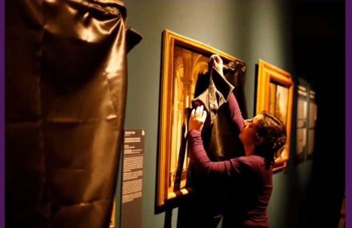 "Esposti dipinti dello stupratore di Artemisia ”, la protesta a Palazzo Ducale di “Bruciamo tutto” "Esposti dipinti dello stupratore di Artemisia ”, la protesta a Palazzo Ducale di “Bruciamo tutto”