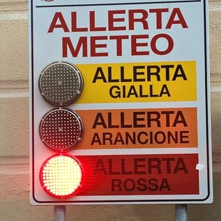 "Mareggiata storica, con onde imponenti, e rischio frane": Genova si prepara alla sferzata