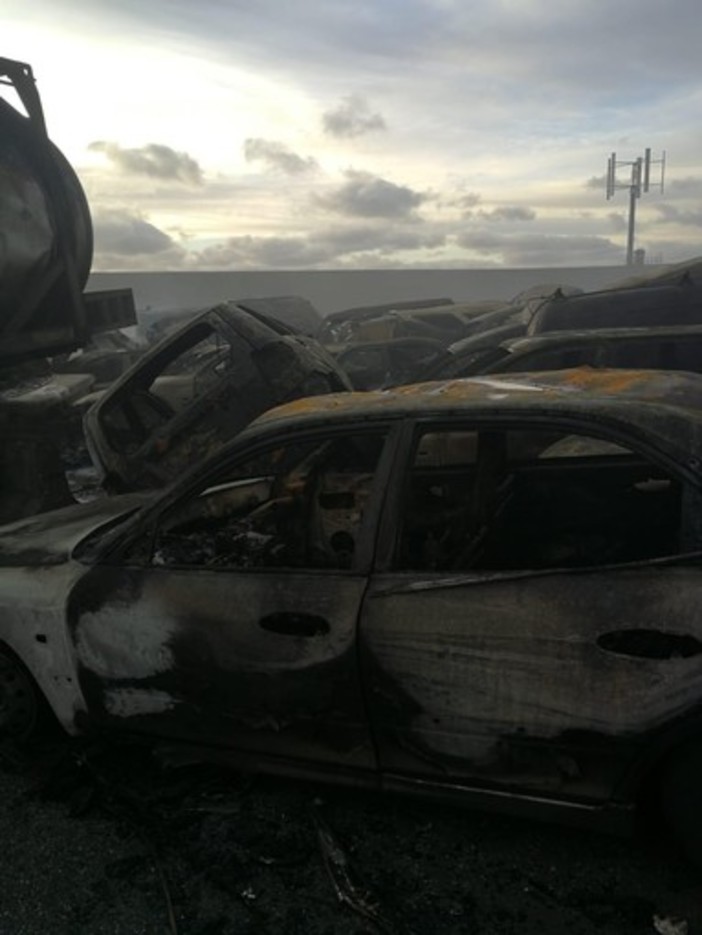 Auto carbonizzate in maxi-incendio: "Maserati hanno batteria con capacità di scarica molto elevata" Auto carbonizzate in maxi-incendio: "Maserati hanno batteria con capacità di scarica molto elevata"