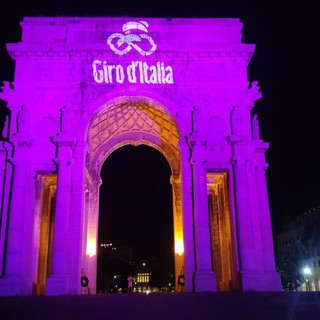Giro d'Italia, Enel illumina di rosa l'Arco di piazza della Vittoria
