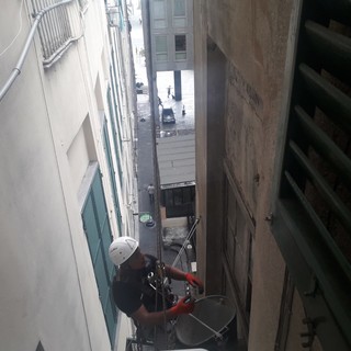 Edilizia acrobatica: operaio in azione nei vicoli