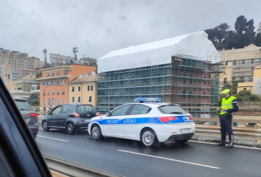 Auto in panne in sopraelevata, rallentamenti in direzione ponente