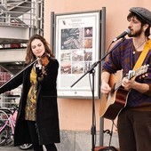 Artisti di strada, nuovo regolamento: stop alle esibizioni intorno a palazzi, negozi e luoghi di culto