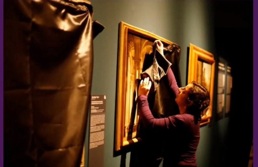 "Esposti dipinti dello stupratore di Artemisia ”, la protesta a Palazzo Ducale di “Bruciamo tutto”