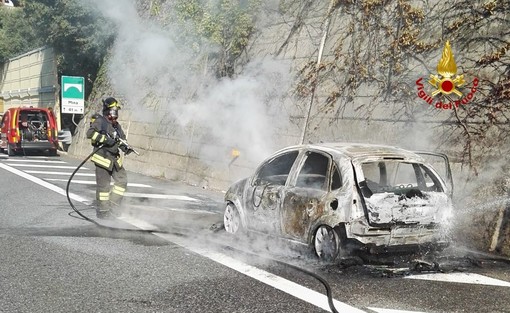 Incidente sulla A10: auto in fiamme, intervento dei pompieri