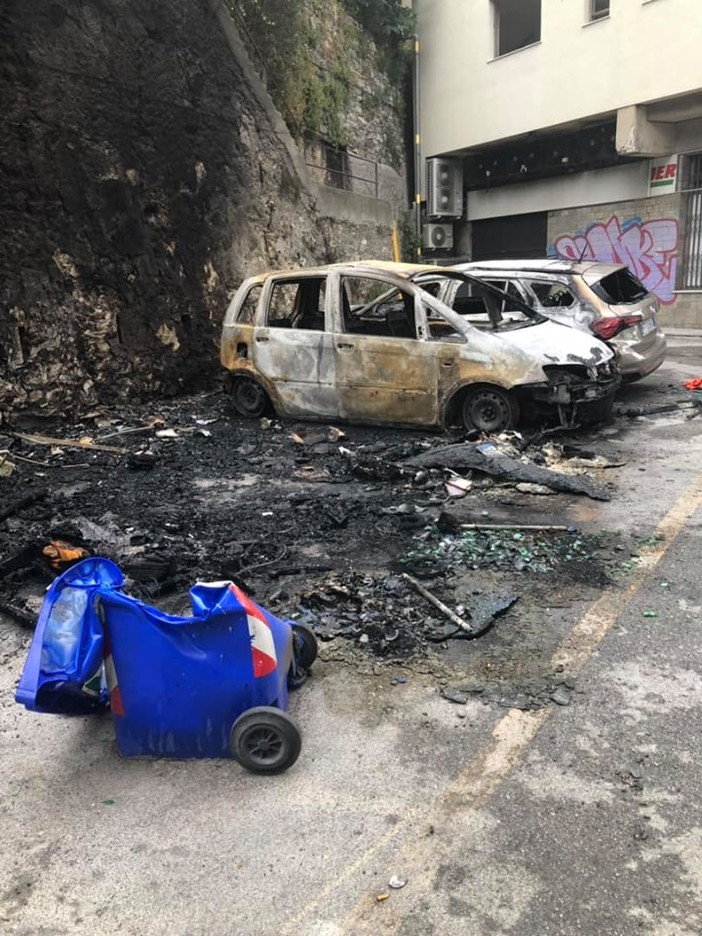 Genova, Principe: auto incendiate a causa di un petardo