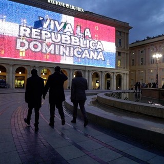 179° anniversario dell'Indipendenza della Repubblica Dominicana, illuminato con i colori della bandiera il palazzo della Regione