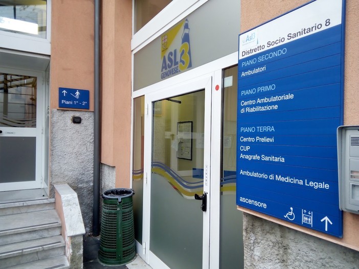 L'ingresso degli ambulatori Asl a Villa De Mari a Pra'