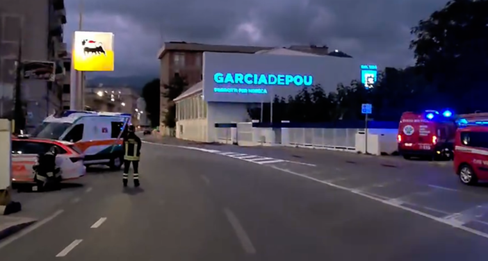 Sestri Ponente, valigia sospetta davanti a FiberCop: fatta brillare dagli artificieri, era vuota Sestri Ponente, valigia sospetta davanti a FiberCop: fatta brillare dagli artificieri, era vuota