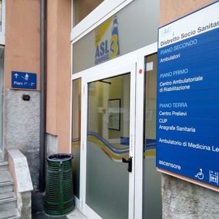 L'ingresso degli ambulatori Asl a Villa De Mari a Pra'