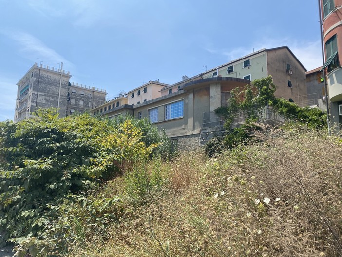 Pegli, l’asilo comunale con le finestre rotte. Da due anni