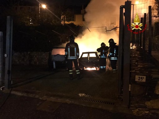 Bavari: due auto a fuoco nella notte, l'intervento dei pompieri