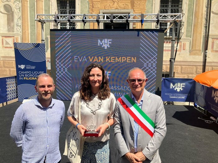Campo Ligure, la Mostra della Filigrana chiude in grande stile: a Eva Van Kempen il premio di "Ambasciatrice nel Mondo" Campo Ligure, la Mostra della Filigrana chiude in grande stile: a Eva Van Kempen il premio di "Ambasciatrice nel Mondo"