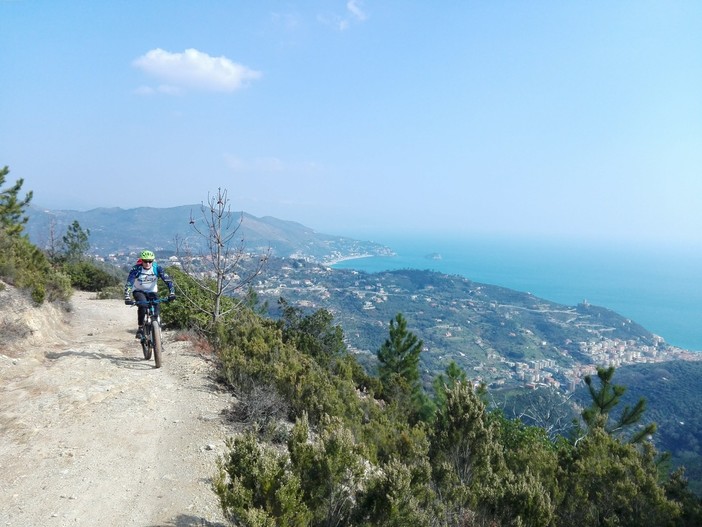 Nuove risorse per l'Alta via dei monti liguri, vice presidente Piana: "Continuiamo a investire risorse per la tutela del nostro paesaggio e degli escursionisti"