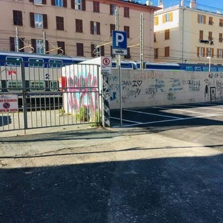Pegli, il park adiacente alla stazione ancora chiuso e il mistero dei lavori in via De Nicolay
