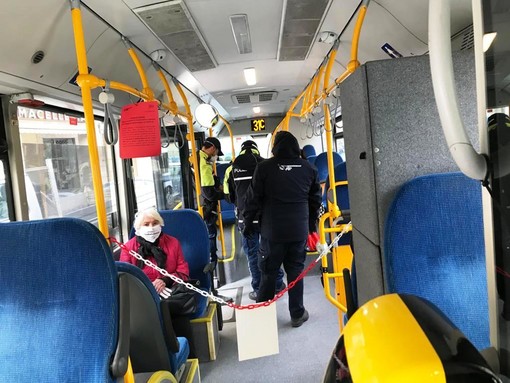 Rubò cellulare sul bus: riconosciuto dalle immagini delle telecamere, è stato arrestato Rubò cellulare sul bus: riconosciuto dalle immagini delle telecamere, è stato arrestato