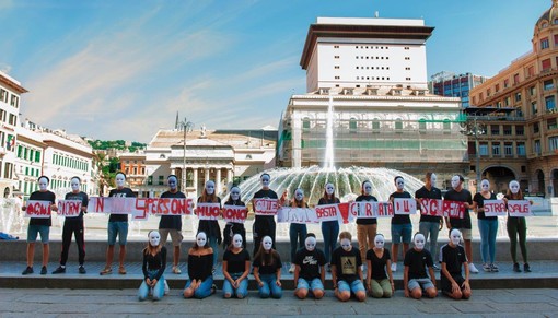 Automobie Club Genova e Polizia Municipale in piazza De Ferrari per la Giornata Europea della Sicurezza Stradale Automobie Club Genova e Polizia Municipale in piazza De Ferrari per la Giornata Europea della Sicurezza Stradale