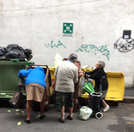 Anziane frugano tra la spazzatura in pieno centro a Genova