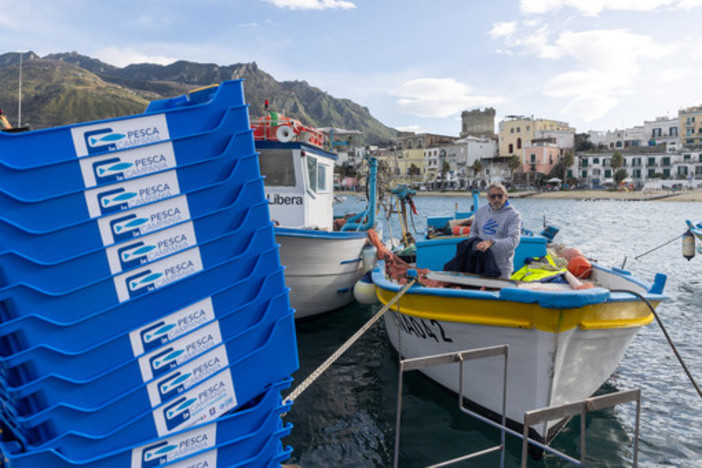 A lezione di sostenibilità nel mare di Ischia. Addio al polistirolo, la pesca diventa eco-friendly A lezione di sostenibilità nel mare di Ischia. Addio al polistirolo, la pesca diventa eco-friendly